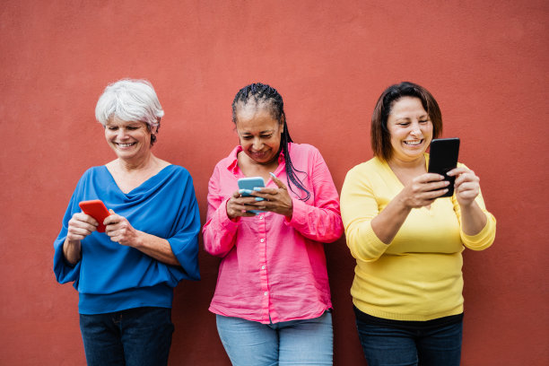老年人在户外玩手机-老年人，科技成瘾的概念-关注非洲妇女的脸图片下载