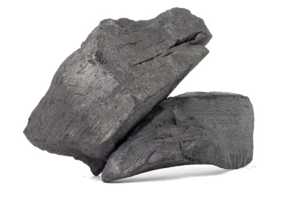 天然木炭、竹炭粉与白色背景下分离的传统木炭具有药用特性图片下载