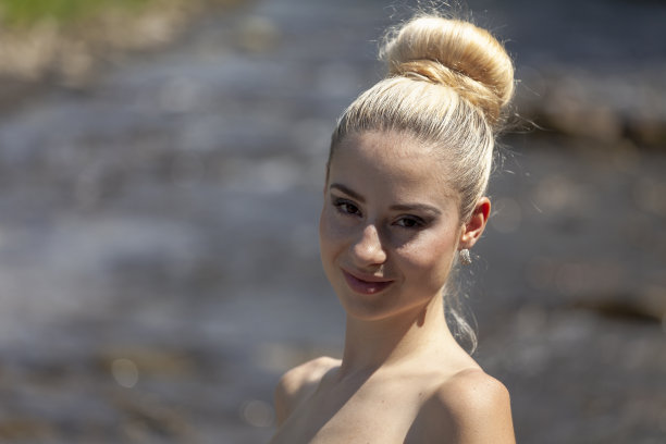 近距离拍摄河边迷人的年轻女子图片下载
