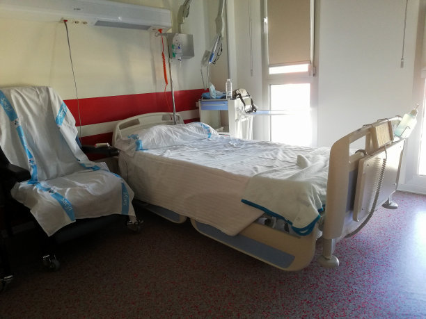 病房里有他的床和椅子图片下载