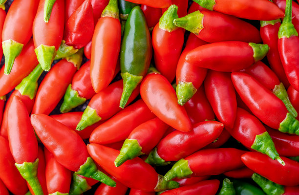 一套小红辣椒，一套绿色孤立辣椒。用于图像背景。图片下载