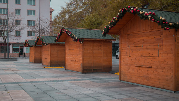 由于Covid - 19或冠状病毒封锁和禁止聚集，捷克共和国奥斯特拉瓦圣诞市场的摊贩关闭。奥斯特拉瓦空无一人的旅游景点。图片下载