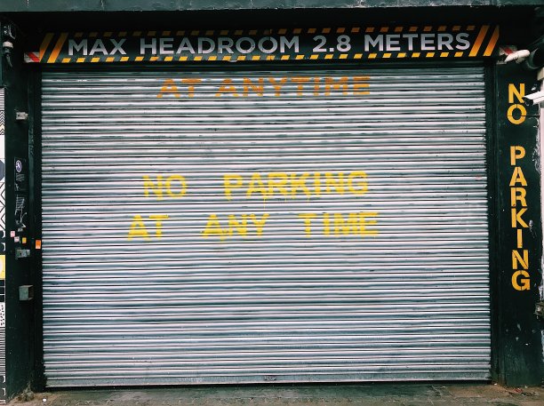 车库门上写着“私人出入禁止停车”的标志图片下载