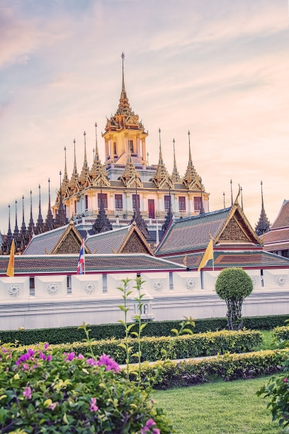 泰国曼谷的Ratchanatdaram寺庙图片下载