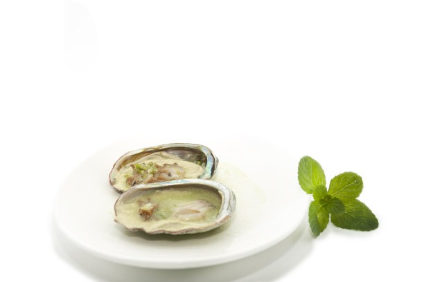 传统墨西哥生海鲜，由海生蚝、辣椒柠檬、盐和薄荷、新鲜和柑橘味组成图片下载