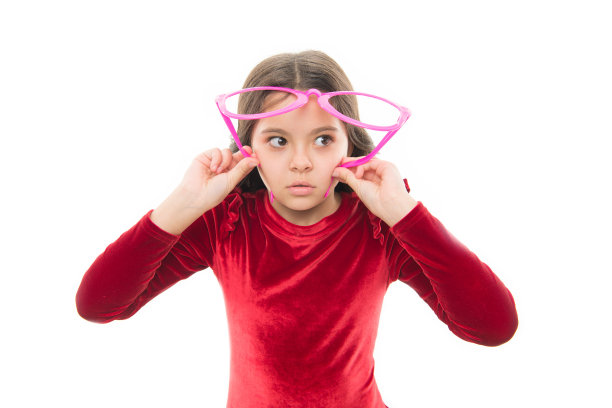 视力和眼睛健康。改善视力。小女孩戴着大眼镜孤立白底。光学和视力治疗。有效的运动眼睛放大。孩子快乐，视力好图片下载