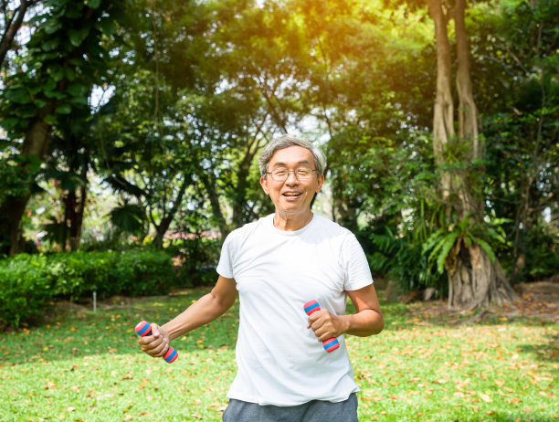 亚洲高级男子在公园里锻炼，在公园里用手握练习图片下载