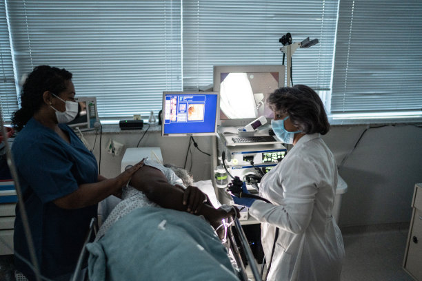 医生用内窥镜检查病人图片下载