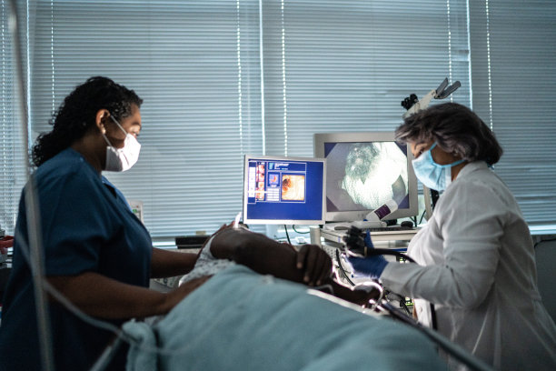 医生用内窥镜检查病人图片下载