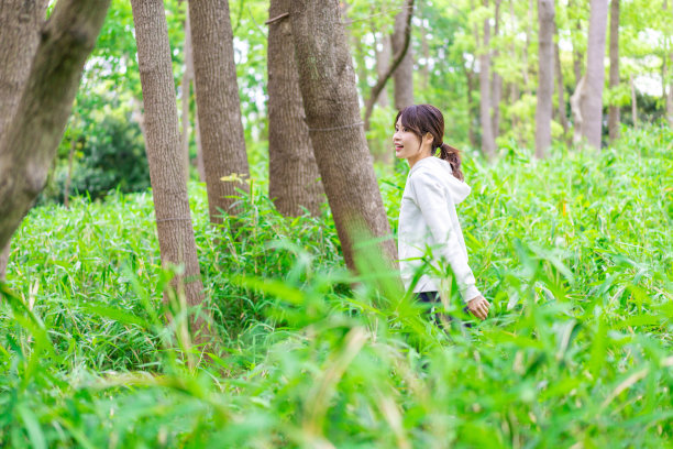 年轻女子在大自然中漫步图片下载