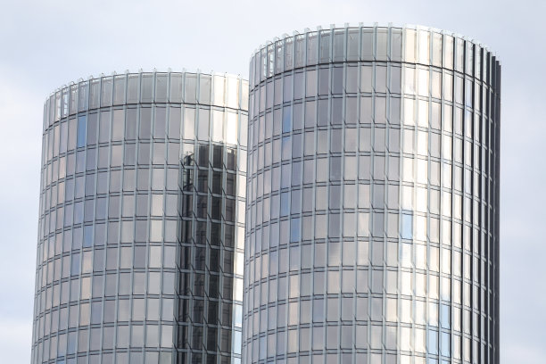 现代圆形建筑摩天大楼的特写细节照片。图片下载