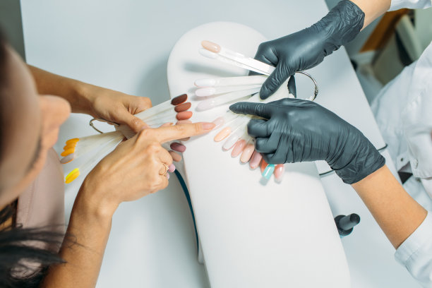 一个美甲沙龙里的女孩图片下载