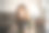 一个十几岁的女学生的肖像与背包在家里图片下载