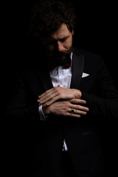 有魅力的商人，充满戏剧性，目光低垂图片下载