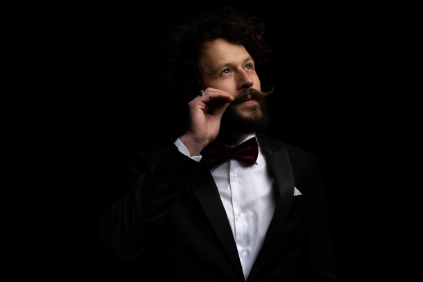 英俊的商人整了整胡子，抬起头来图片下载