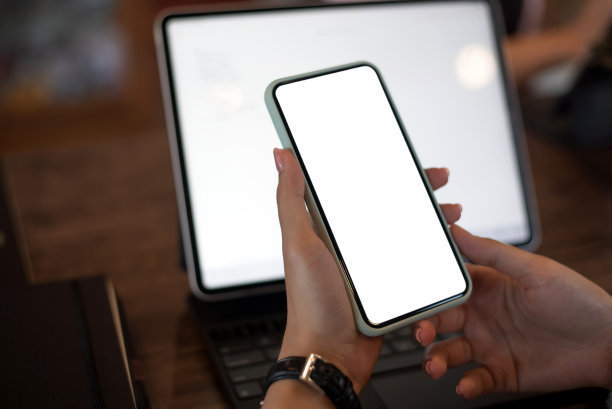 模拟。一名女子手持带有白屏的手机。图片下载