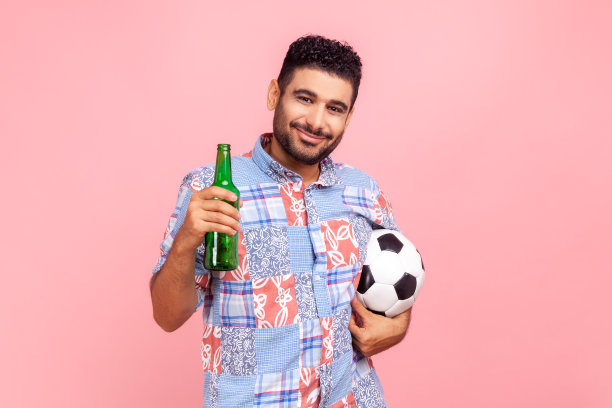 年轻胡须男人球迷手持酒瓶足球肖像图片下载