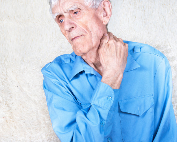 老人患有颈椎病、骨软骨病。男性双手托着脖子。白色背景图片下载