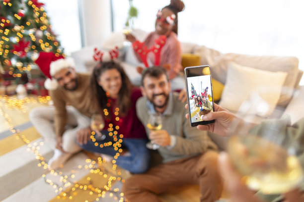 朋友们在家里庆祝圣诞节时拍照留念图片下载