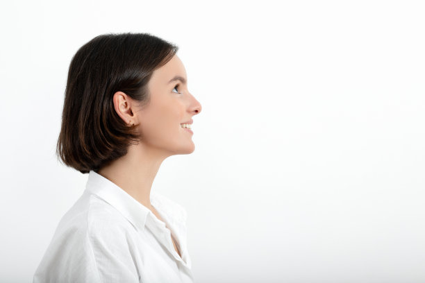 年轻女子抬头看图片下载