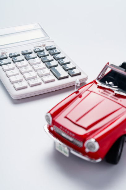 计算器和跑车被隔离在白色背景上图片下载