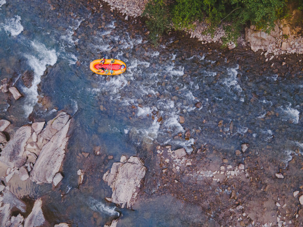 鸟瞰图的山，河，人们在小溪漂流图片下载