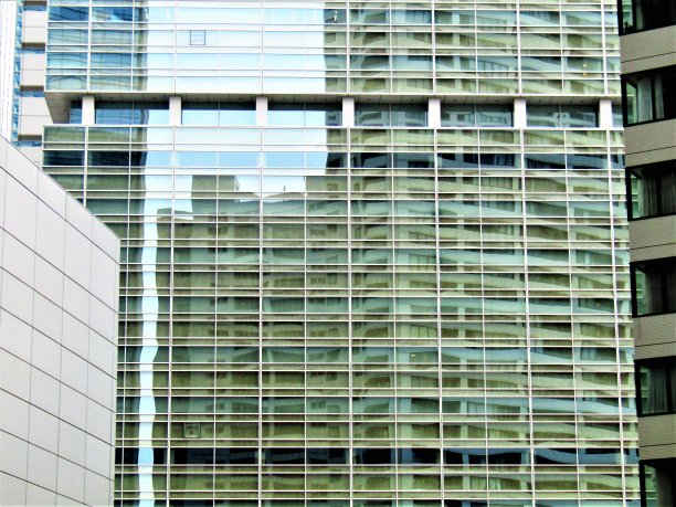 日本。8月。品川的摩天大楼相互映照。图片下载