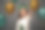 美丽的小女孩穿着小精灵圈和温暖的白色舒适毛衣，闪亮的圣诞树站在闪闪发光的金绿色充气气球和闪光的烟花庆祝2022年的新年图片下载