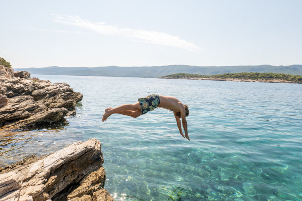人类潜入美丽清澈的水域图片下载