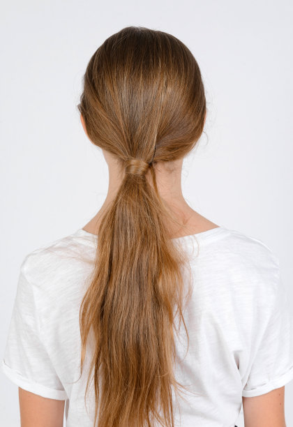 年轻的女孩模型的快速回看近图片下载