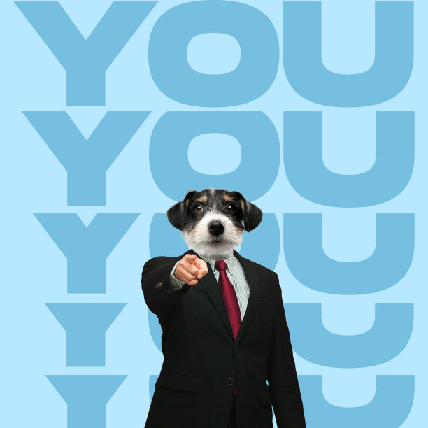 当代艺术拼贴，男子在黑色官服与狗头孤立在蓝色背景与字母图片下载