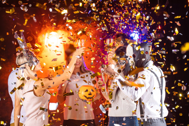 人们在万圣节派对上跳舞图片下载