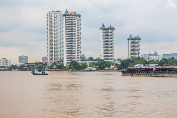 运输船只在泰国曼谷湄南河地区途中图片下载