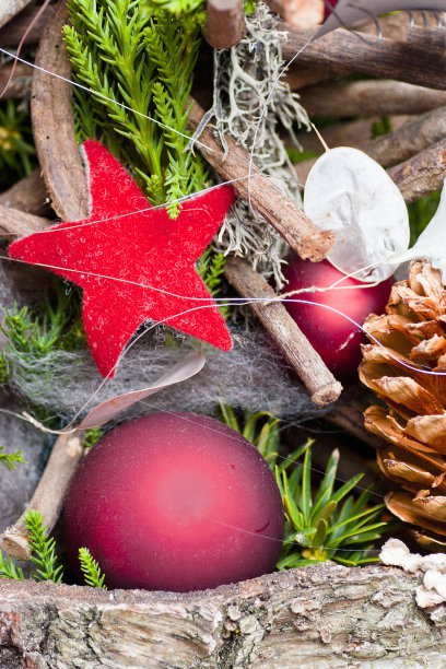 冬季圣诞节背景安排红星和圣诞树球图片下载