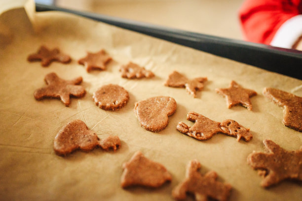 为圣诞节做姜饼饼干。图片下载