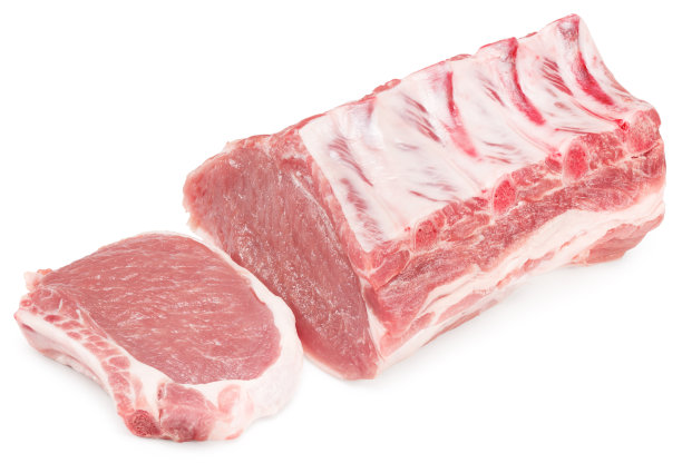 切片生猪肉孤立在白色的背景。剪辑路径和全景深图片下载