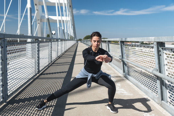 作为马拉松运动员和健康生活的爱好者，年轻的运动健身跑步女性做热身运动和伸展肌肉准备硬核跑步训练，女性运动理念图片下载