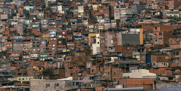 用葡萄牙语看贫民窟或贫民窟的棚屋图片下载