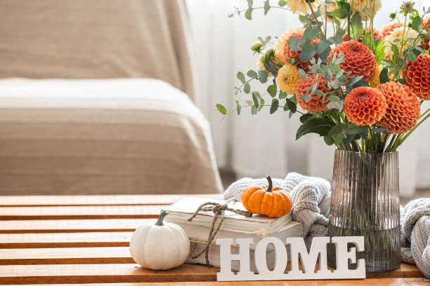 秋天的背景是一束菊花和南瓜，复制空间。图片下载