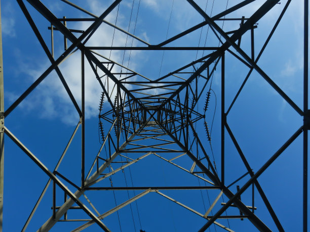 在输电塔(也被称为电塔或水塔)内部，美丽的云图片下载