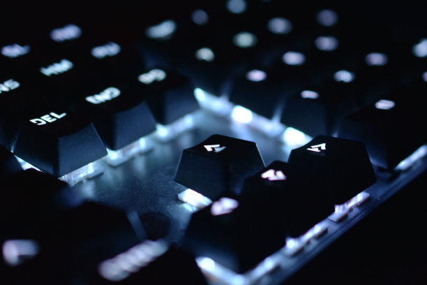 在黑暗中发光的LED电脑键盘图片下载