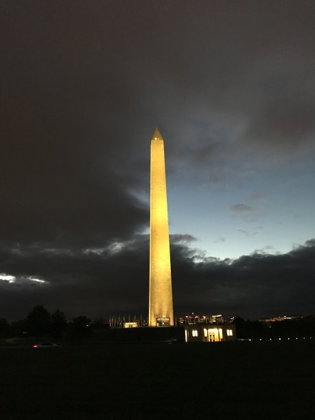 一座国家纪念碑在黑暗中熠熠发光。图片下载