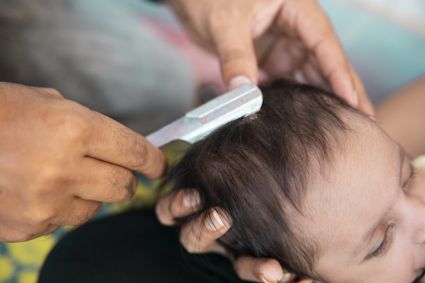 新生儿第一次理发。图片下载
