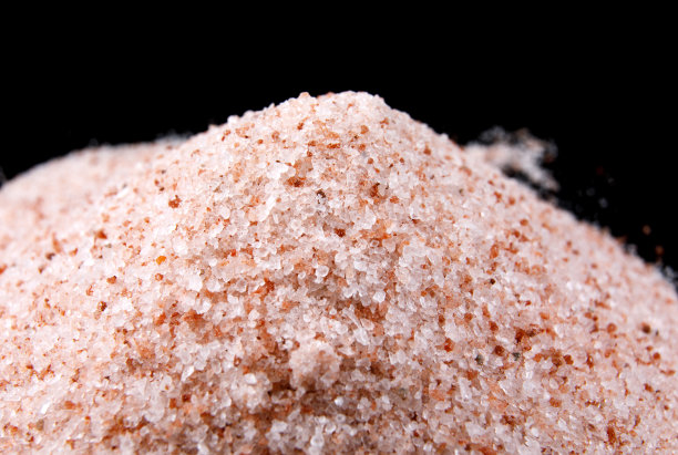 黑色背景上粉红色喜马拉雅盐的幻灯片。图片下载