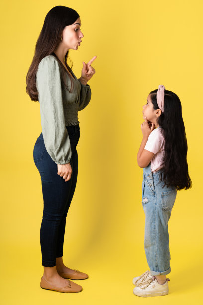 一个心烦意乱的母女图片下载