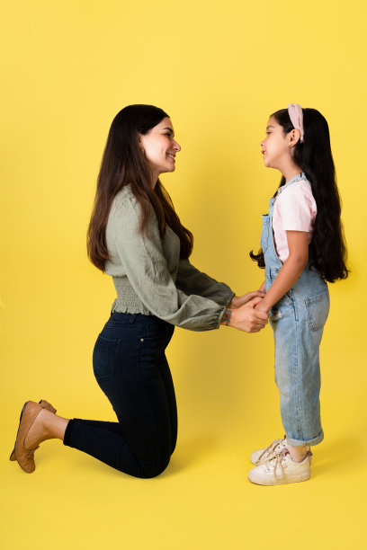 妈妈告诉她的女儿她爱她图片下载