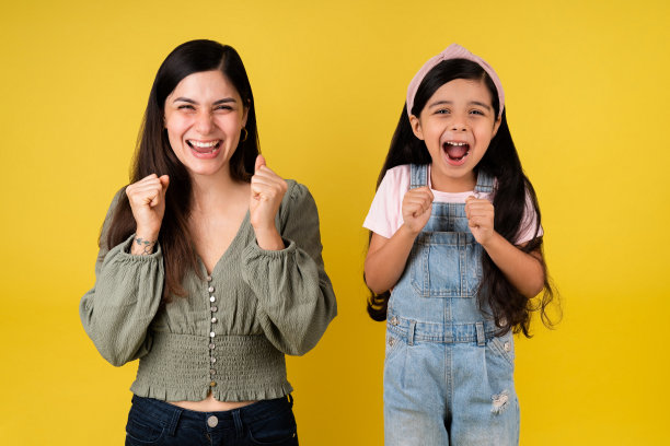 惊讶的妈妈和女儿大叫图片下载