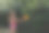 女孩在河里玩着水枪图片下载