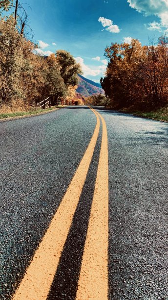 聚焦前景双黄线在双车道峡谷公路-股票照片图片下载