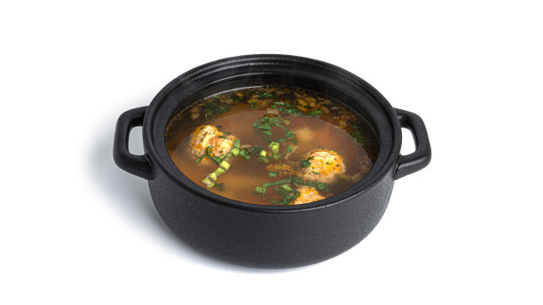 白底黑锅里的肉丸汤图片下载